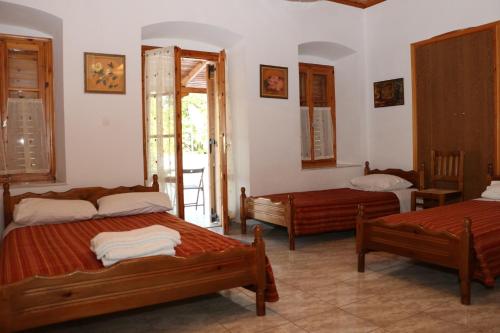 En eller flere senge i et værelse på Maleatis Apollo Guesthouse