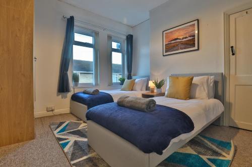 1 dormitorio con 2 camas y ventana en ZSKstays! Comfortable home, 10 minutes from centre, free parking!, en Hull