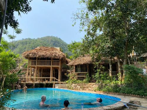 eine Gruppe von Personen in einem Schwimmbad in einem Resort in der Unterkunft MAI HICH FARMSTAY 2 in Mai Hạ
