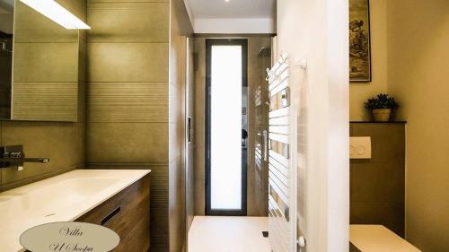 un baño con lavabo y bañera en Villa U Scopu, 6 pers, piscine chauffée, 10 mn plage en voiture, en Lecci