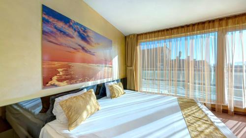 فندق يوروب في صوفيا: غرفة نوم بسرير ونافذة كبيرة