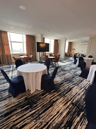 a hotel room with tables and chairs in a room at سكون سويت للشقق الفندقية in Hail