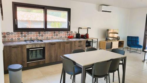 une cuisine avec une table, des chaises, une table et une table dans l'établissement Villa Bruna, 8 pers, piscine, 15 minutes plage en voiture, à Capo