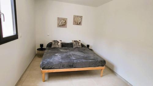 une chambre avec un lit dans le coin d'une pièce dans l'établissement Villa Bruna, 8 pers, piscine, 15 minutes plage en voiture, à Capo