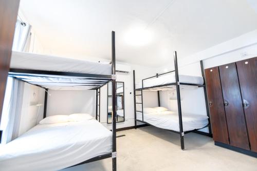Poschodová posteľ alebo postele v izbe v ubytovaní Juliette Hostel Digital Nomad Women Only