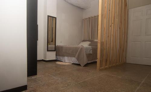 a bedroom with a bed and a mirror in a room at Acogedor con vista al mar in La Libertad