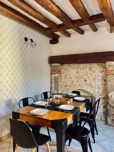 une salle à manger avec une grande table et des chaises en bois dans l'établissement Les Mariniers, à Châteauneuf-sur-Loire