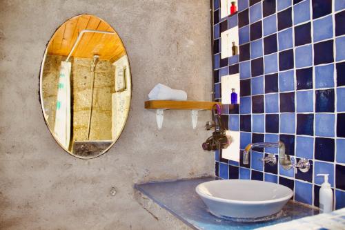 y baño con lavabo y espejo. en Loft de montaña Los Guayacanes en San José de Maipo