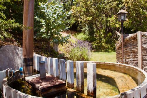 a bird bath in a yard next to a fence at Loft de montaña Los Guayacanes in San José de Maipo