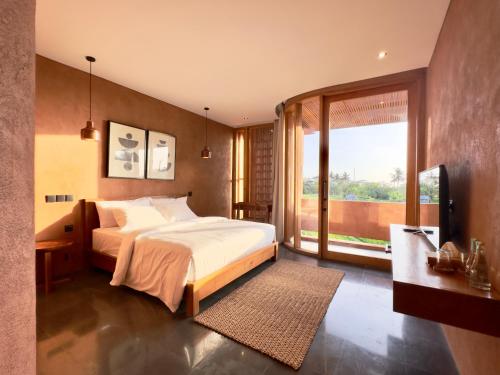 1 dormitorio con cama y ventana grande en New! Gorgeous 3BD Villa close to Canggu, en Tanah Lot