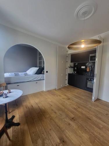 une pièce avec un lit et une table dedans dans l'établissement Suite Versailles Quartier Saint-Louis 6 personnes, à Versailles