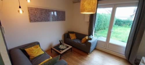 Maison avec jardin clos, vue sur mer depuis falaise