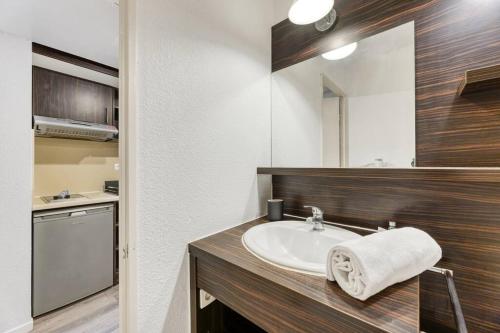 La salle de bains est pourvue d'un lavabo et d'une serviette sur un comptoir. dans l'établissement ZenBNB / CityZen / Pied du TRAM / Frontière Suisse, à Gaillard