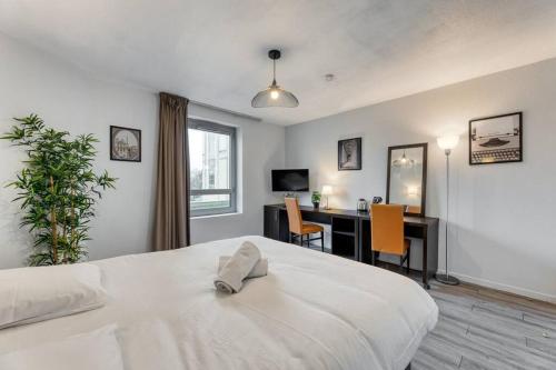 une chambre avec un lit et un bureau avec un ordinateur dans l'établissement ZenBNB / CityZen / Pied du TRAM / Frontière Suisse, à Gaillard