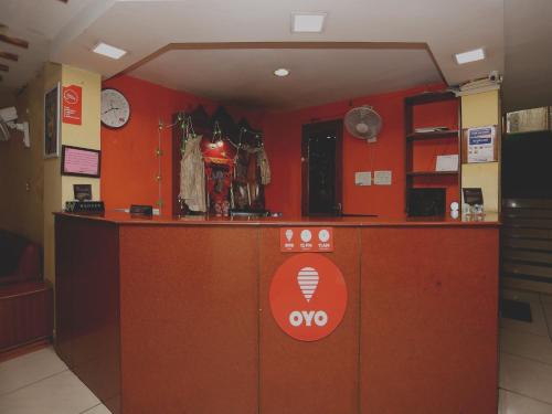 un ufficio con pareti rosse e un bancone con servizi di segreteria di Hotel Centre Point a Rānchī