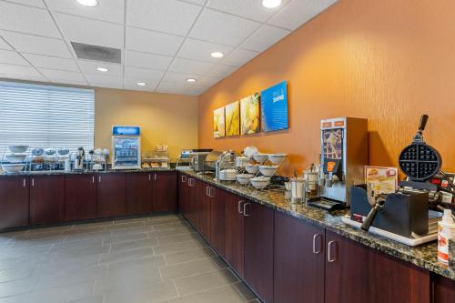 a coffee shop with a counter in a unintention at Comfort Inn & Suites in Sayre