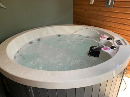 a jacuzzi tub with water being irrigated at B&B Petit Chateau - Stijlvol verblijf Centraal gelegen in Zeeuws Vlaanderen in Biervliet