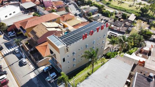 une vue de tête sur un bâtiment doté d'un toit solaire dans l'établissement Hotel Araçari, à Araçariguama