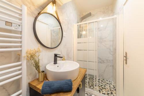a bathroom with a sink and a shower at Île SAINT LOUIS, NOTRE DAME, suite 1 chambre 2 à 4p in Paris