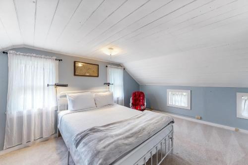 Un dormitorio con una cama grande y una ventana en Retreat on the Pond, en Chestertown