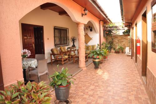 an outdoor patio with potted plants in a building at Santa Monica Home Lodge in Senchi