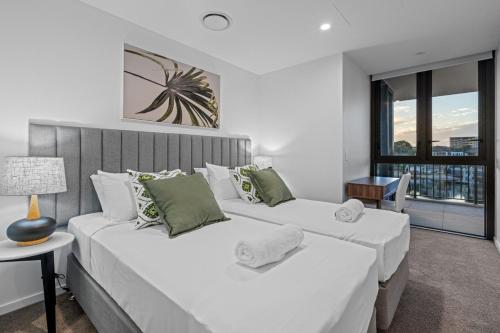 Postel nebo postele na pokoji v ubytování The Riverview - Brand New Modern 2BR with King Bed, Parking & Pool