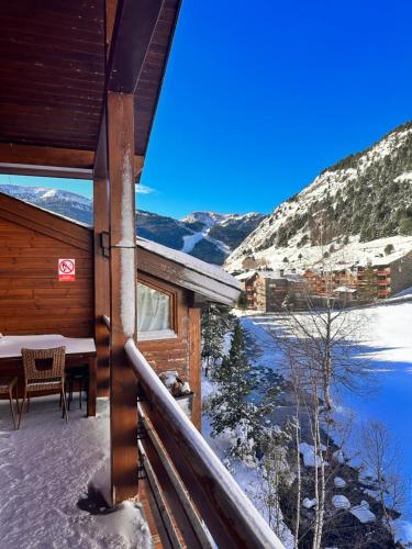 卡尼略的住宿－Exclusiva Cabaña en Vall D'Incles - Pistas de Ski & Vistas al Valle - Parking Incluido，阳台享有雪覆盖的群山美景。