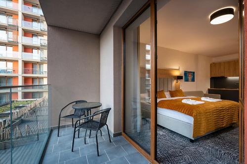 una camera d'albergo con letto, tavolo e sedie di Bešeňová- Apartmán Diana a Bešeňová