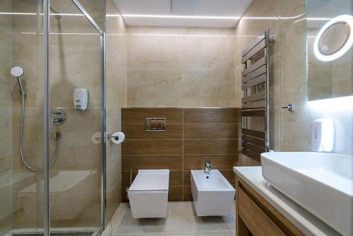 e bagno con servizi igienici, lavandino e doccia. di Bešeňová- Apartmán Diana a Bešeňová
