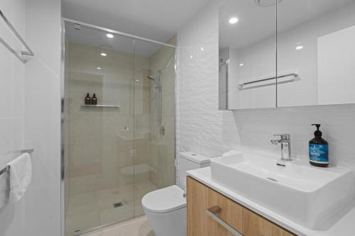 Koupelna v ubytování The Riverview - Brand New Modern 2BR with King Bed, Parking & Pool