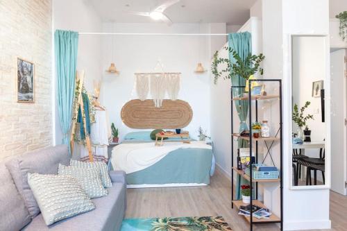 AL5 Seaside Bliss-stylish loft steps from Malvarrosa