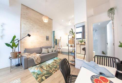 AL5 Seaside Bliss-stylish loft steps from Malvarrosa
