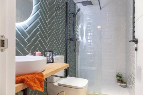 AL5 Seaside Bliss-stylish loft steps from Malvarrosa