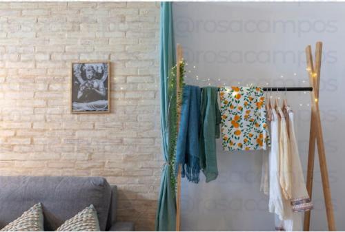 AL5 Seaside Bliss-stylish loft steps from Malvarrosa