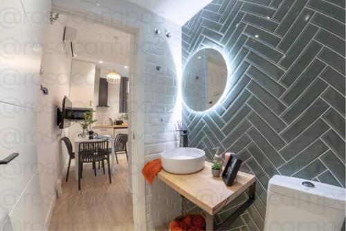 AL5 Seaside Bliss-stylish loft steps from Malvarrosa