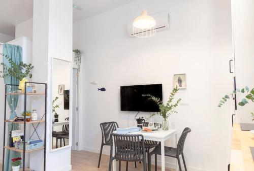AL5 Seaside Bliss-stylish loft steps from Malvarrosa