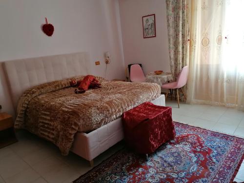 - une chambre dotée d'un lit avec un objet rouge dans l'établissement B&B Lo Smeraldo, à Grottaglie