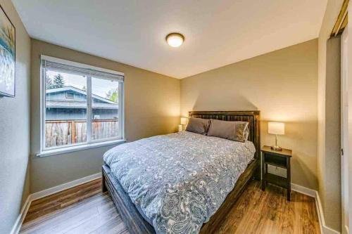 - une chambre avec un lit et une fenêtre dans l'établissement Chillin Villa: # Very beautiful house, à Tacoma