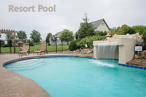 uma piscina com um escorrega num quintal em Premier Cottages by Amish Country Lodging em Berlin