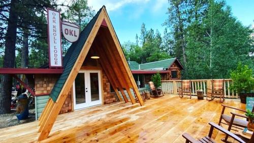 um grande deque com um edifício em cima em 2400-Oak Knoll Lodge cabin em Big Bear Lake