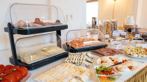 ein Buffet mit vielen verschiedenen Speisen auf dem Tisch in der Unterkunft Logierhaus am Denkmal in Norderney