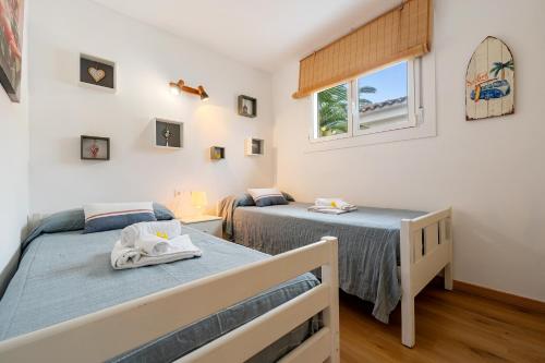 een slaapkamer met 2 bedden en een raam bij Complejo Colibri 13 in Cambrils