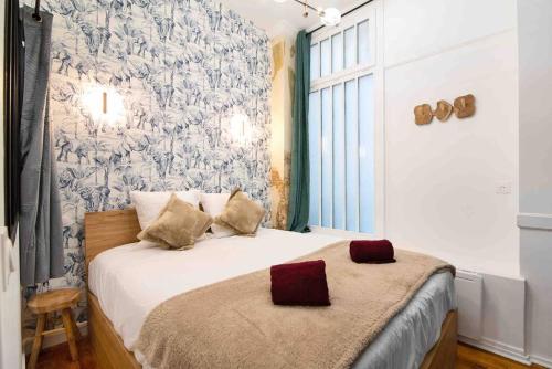 une chambre avec un lit avec une grande fenêtre dans l'établissement MONTMARTRE, Gare de l'EST, suite 1 chambre 2 à 4P, à Paris