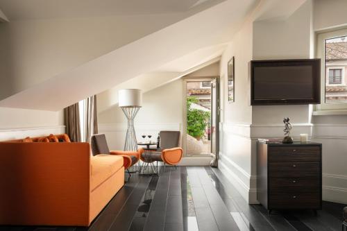 فندق بلازو نافونا في روما: غرفة معيشة مع أريكة وتلفزيون