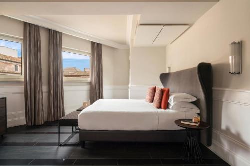 une chambre d'hôtel avec un lit et une fenêtre dans l'établissement Palazzo Navona Hotel, à Rome