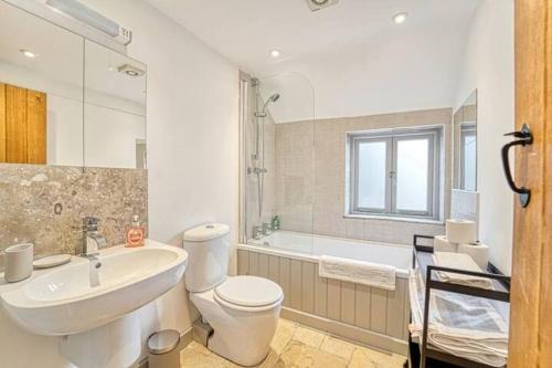 y baño con lavabo, aseo y bañera. en Guest Homes - Bridge Street Dwelling, en Leominster
