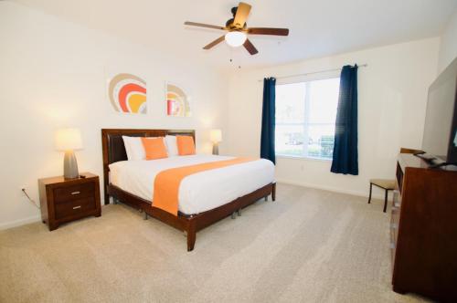 um quarto com uma cama e uma ventoinha de tecto em Vista Cay Luxury 2 bedroom condo em Orlando