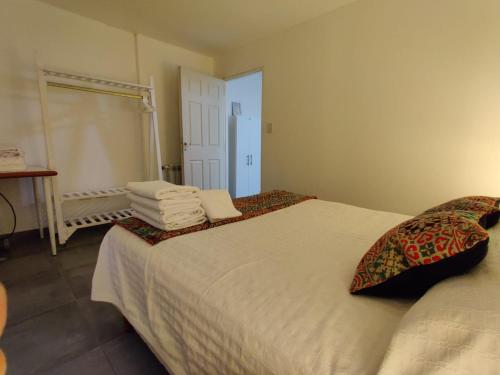 um quarto com uma cama com toalhas em Ushuaia Ravines em Ushuaia