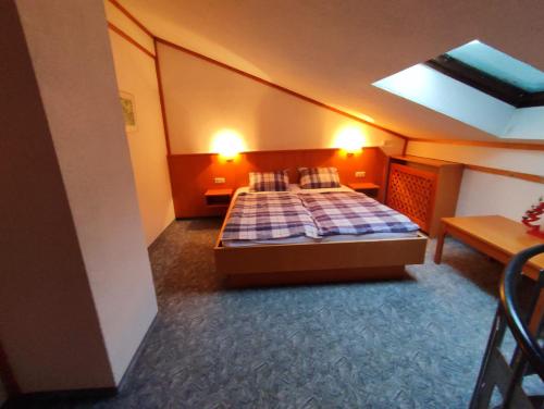 una piccola camera con letto e tavolo di Duplex apartment Almberg a Philippsreut