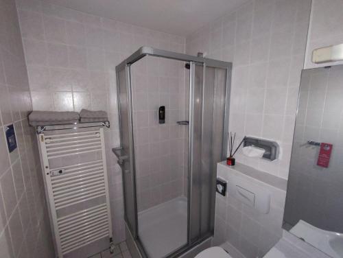 bagno con doccia e servizi igienici. di Duplex apartment Almberg a Philippsreut